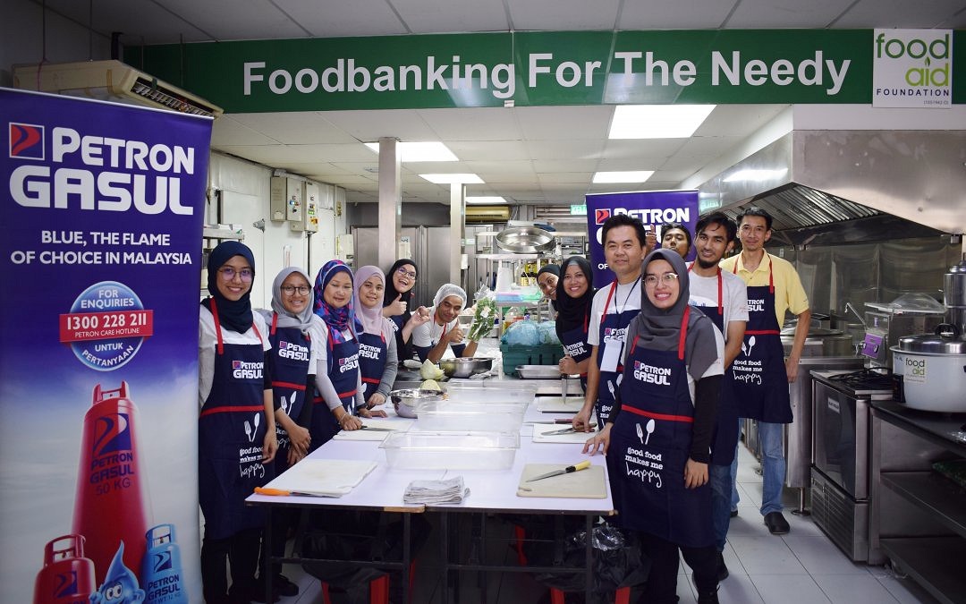 Petron Employees Prepare Sahur Meals for 500 Carers and Staff at Ampang Hospital