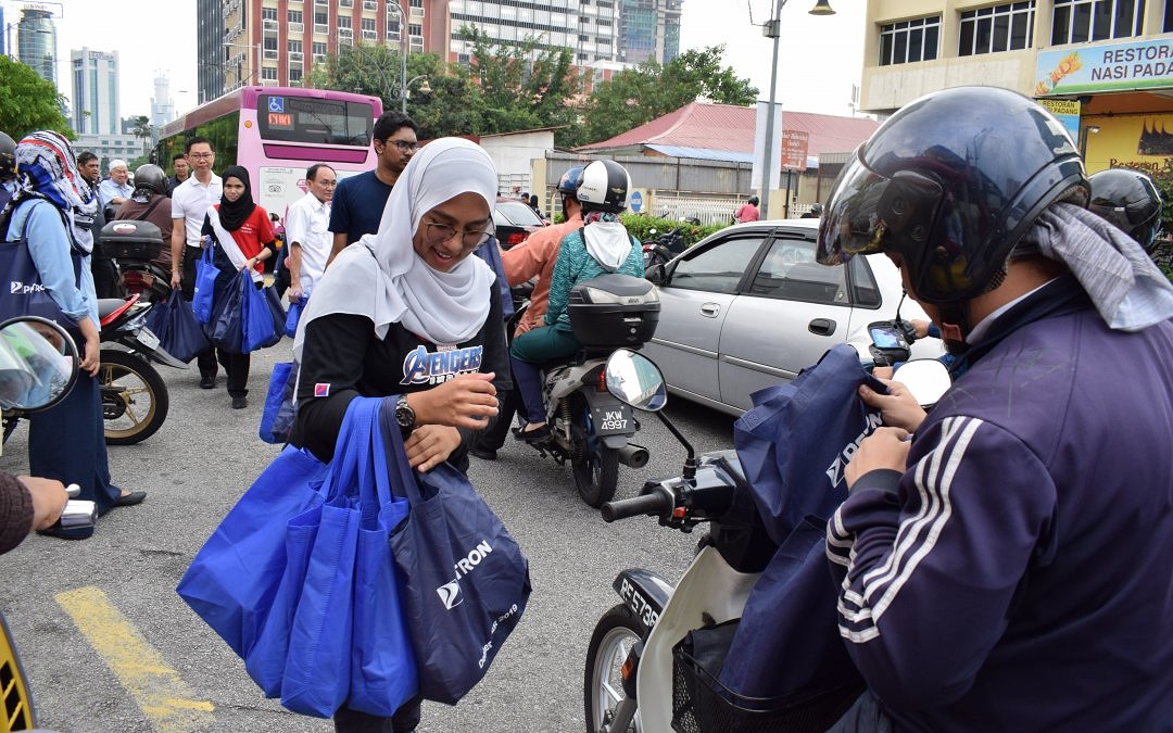 Petron Dealers Joined Hands to Prepare Famous Kampung Baru Bubur Lambuk